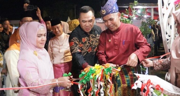 Tumpah ruah masyarakat Padati Pembukaan Bagholek Godang Festival  Kampar