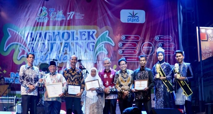 Menteri Desa PDTT RI Serahkan Sejumlah Penghargaan pada Penutupan Bagholek Godang Kampar