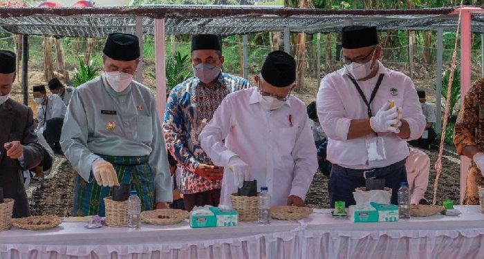 Pj. Bupati Kampar Dampingi Wakil Presiden Panen Perdana Pembibitan Sawit di Ponpes Teknologi Riau