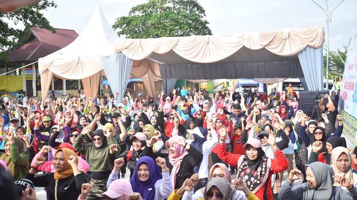 Masyarakat yang mengikuti Gerak Jalan Santai Peringatan HKN ke-58 di Kampar