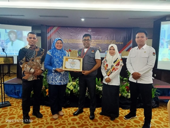 KPU Kampar Terima Penghargaan Terbaik I dalam Pemutakhiran Data Pemilih Berkelanjutan Tahun 2022