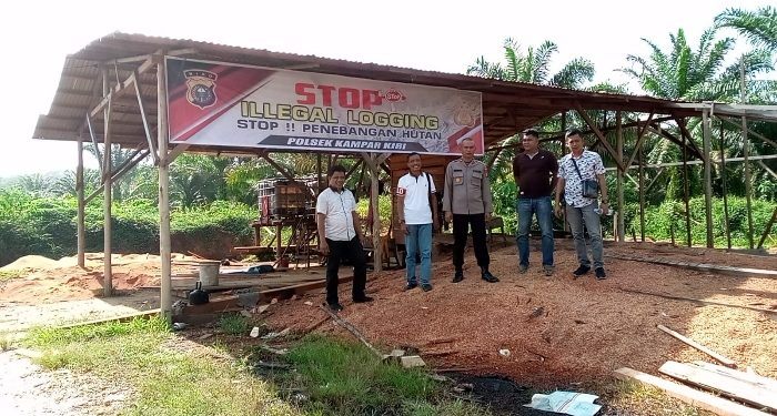 Kapolsek Kampar Kiri Pasang Spanduk pada Tiga Sawmill Diduga Ilegal