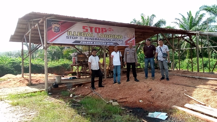 Kapolsek Kampar Kiri Pasang Spanduk pada Tiga Sawmill Diduga Ilegal