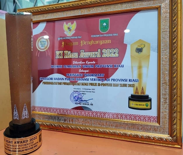 KPU Riau Terima Penghargaan KI Award 2022 Kategori Peringkat Informatif