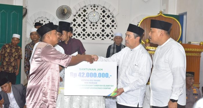 Gubernur Riau Antarkan Bantuan Ratusan Juta pada Safari Ramadhan Perdana di Kampar