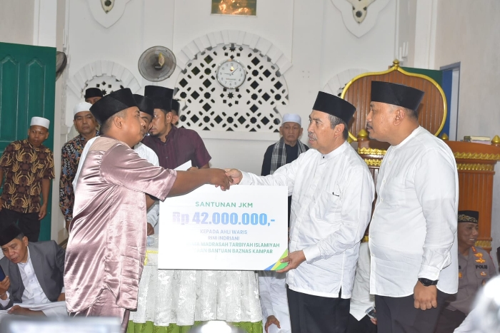 Gubernur Riau Antarkan Bantuan Ratusan Juta pada Safari Ramadhan Perdana di Kampar