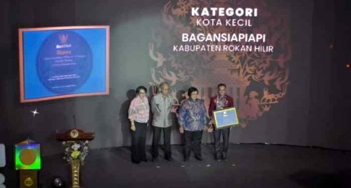 Kabupaten Rokan Hilir Terima Sertifikat Adipura 2022