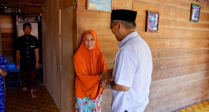 Lansia Itu Curhat ke Penjabat Bupati Kampar Rumahnya Bolong-bolong