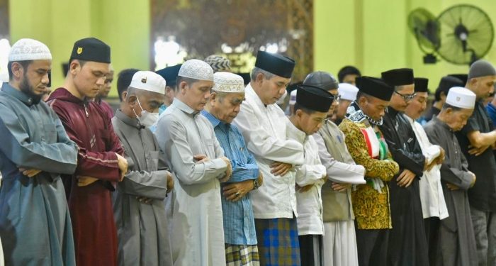 Penjabat Bupati Kampar Taraweh Terakhir di Masjid Islamic Center Bangkinang Kota