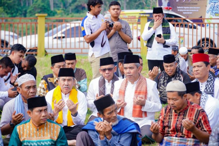 Gubri dan Penjabat Bupati Kampar Lepas Peziarah Kubur di Lima Titik
