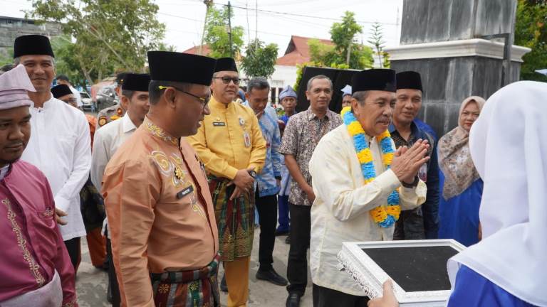 Gubernur Riau Launching Kartu E-Money Untuk Pelajar
