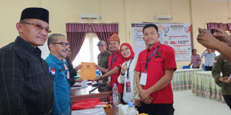 PDIP Daftarkan Bacaleg Pertama dan Targetkan Tujuh Kursi Di DPRD Kampar