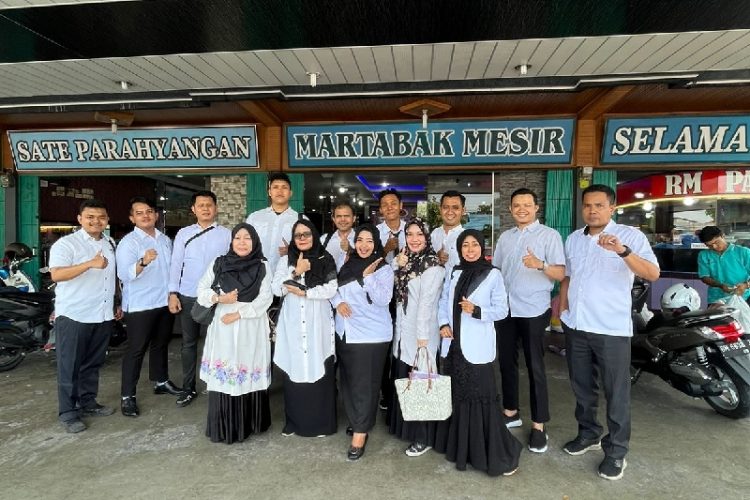 Mahasiswa Pascasarjana Ilmu Administrasi Publik UIR Makan Bersama Selepas UAS