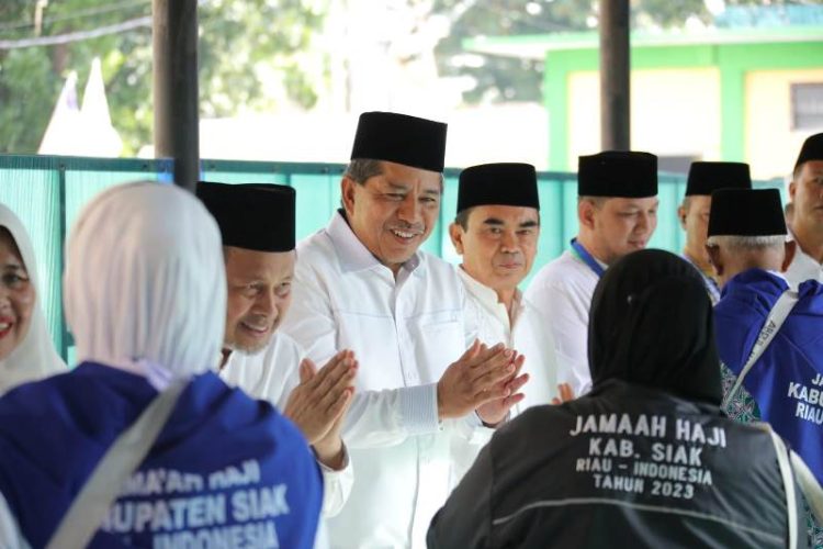 Alfedri Lepas Keberangkatan Calon Haji Siak Menuju Madinah