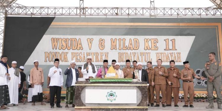 Bupati Rohil Hadiri Wisuda dan Milad Ponpes Bidayatul Hidayah
