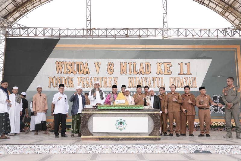 Bupati Rohil Hadiri Wisuda dan Milad Ponpes Bidayatul Hidayah