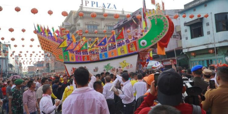 Arak-arakan Lautan Manusia Padati Festival Bakar Tongkang di Rokan Hilir