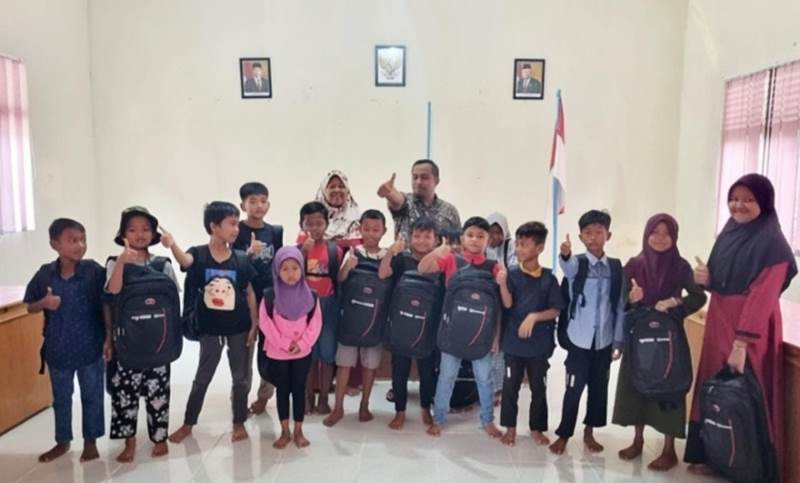 Pemdes Siabu Bantu Perlengkapan Sekolah Untuk Anak Yatim dan Anak Kurang Mampu