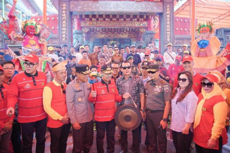 Bupati Rohil Jemput Rombongan Tamu Event Ritual Bakar Tongkang 2023