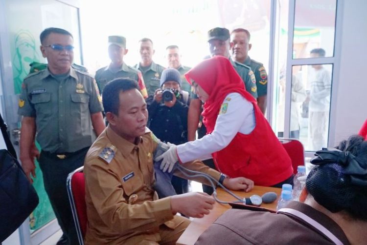 Wabup Rohil Donor Darah pada HUT HBA dan IAD