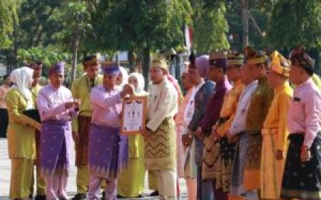 Bupati Siak Alfedri Terima Penghargaan Lencana Wira Bangun Desa dari Gubri