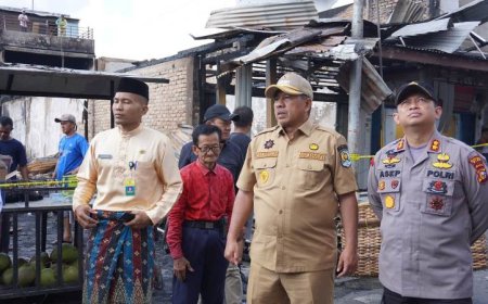 Bupati Siak Alfedri Kunjungi dan Bantu Korban Kebakaran 15 Ruko