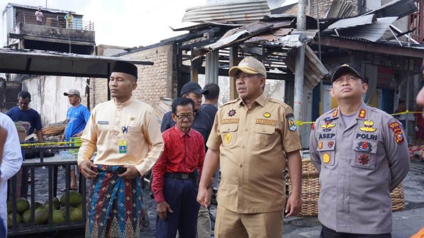 Bupati Siak Alfedri Kunjungi dan Bantu Korban Kebakaran 15 Ruko