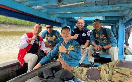 Kadiskominfotiksan Rohil Arungi Muara Sungai Rokan Demi Pemarataan Jangkauan Jaringan Signal Telekomunikasi Masyarakat