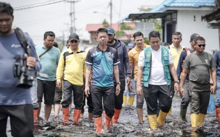Bupati Rohil Bagikan Ratusan Paket Sembako Untuk Korban Banjir