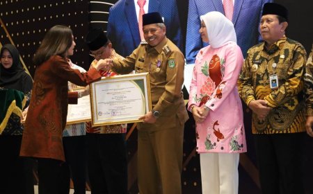 Alfedri Terima Lencana Bakti Desa Dari Mendes PDTT