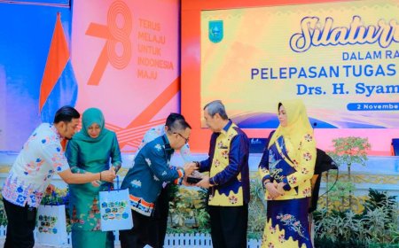 Pj Bupati Kampar Serahkan Cenderamata Kepada Syamsuar Diakhir Masa Jabatannya