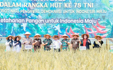 Pj. Bupati Kampar Bersama Komandan Korem 031/Wira Bima Panen Padi Bersama