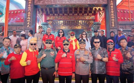 Puluhan Ribu Masyarakat Saksikan Pembakaran Replika Kapal Tongkang