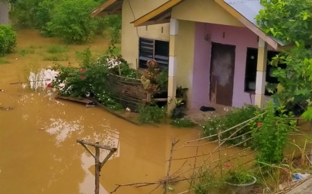 Debit Air Sungai Kampar Di Kecamatan Gunung Sahilan Makin Deras  Sampai Dibibir Jalan