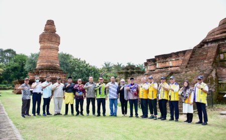 Pj Bupati Kampar Bersama Anggota Komisi V DPR RI Tinjau Candi Muara  Takus dan Danau Rusa