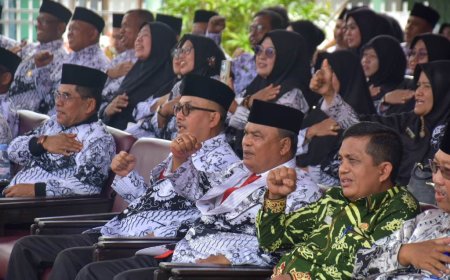 Pj. Bupati Kampar Sebut Guru Penyuluh dan Penerang Bangsa