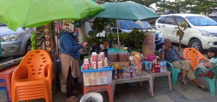 Efektivitas Kebijakan Pemerintah Kota Padang tentang Perwalian Kota Padang NO 3 Tahun 2014 terkait Penaatan dan Pemberdayaan Pedagang kaki lima di Kawasan Taplau.