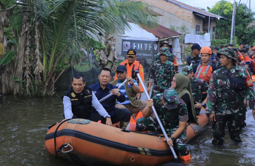 Pj Walikota Pekanbaru dan Danrem Salurkan Bantuan Kepada 2000 Warga di Kabupaten Siak