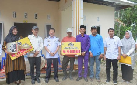 Pj Bupati Kampar Serahkan Bantuan Bedah Rumah di Salo