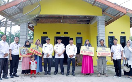 Hambali Serahkan Bantuan Bedah Rumah di Salo Timur