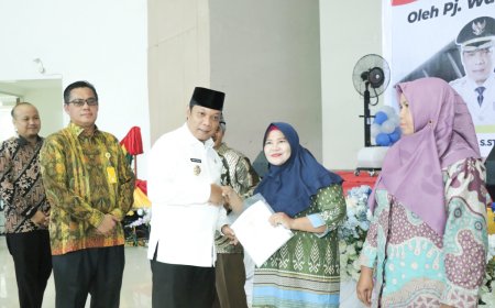 Muflihun Serahkan Sertifikat Tanah Kepada Warga di Dua Kecamatan