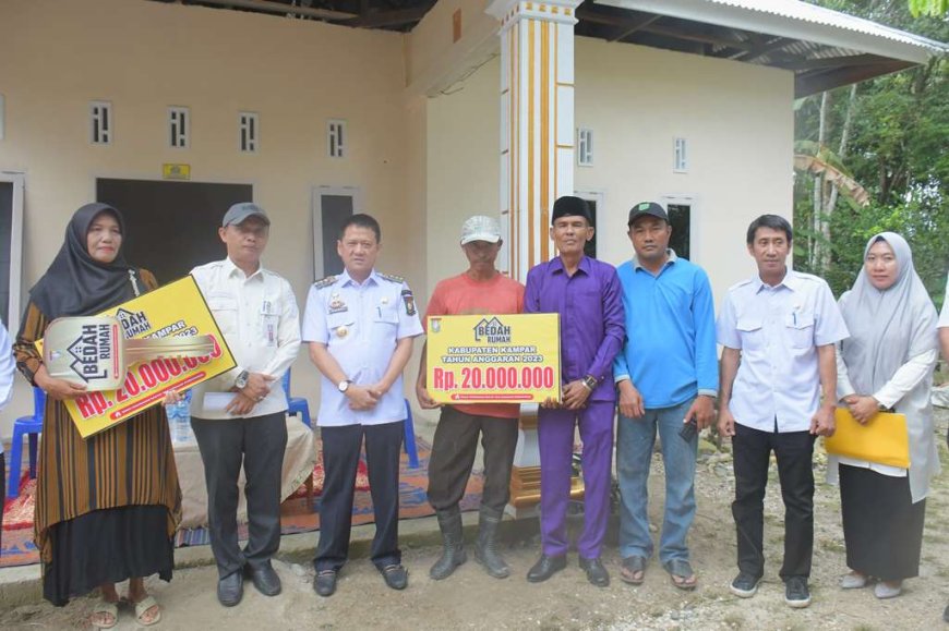 Pj Bupati Kampar Serahkan Bantuan Bedah Rumah di Salo