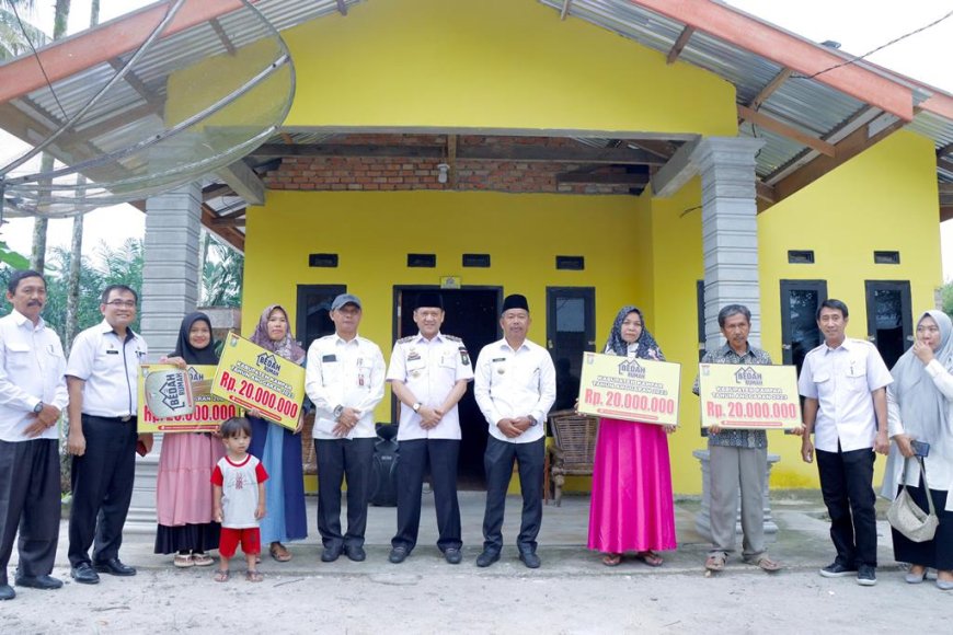 Hambali Serahkan Bantuan Bedah Rumah di Salo Timur
