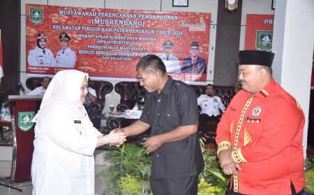 Bupati Bengkalis Kasmarni Serahkan Dua Unit Ambulans