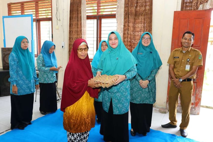 TP PKK Siak Bagikan 120 Paket Sembako Di Kecamatan Tualang dan Sungai Apit