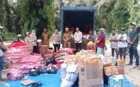 Dinas Sosial Bengkalis Salurkan Bantuan Korban Kebakaran di Desa Pamesi