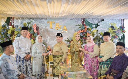 Bupati Bengkalis Antar Hantaran Belanja Putranya ke Rumah Mantan Bupati Rohil