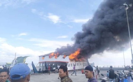 Kapal Motor Penyeberangan Di Bengkalis Terbakar Saat Diperbaiki