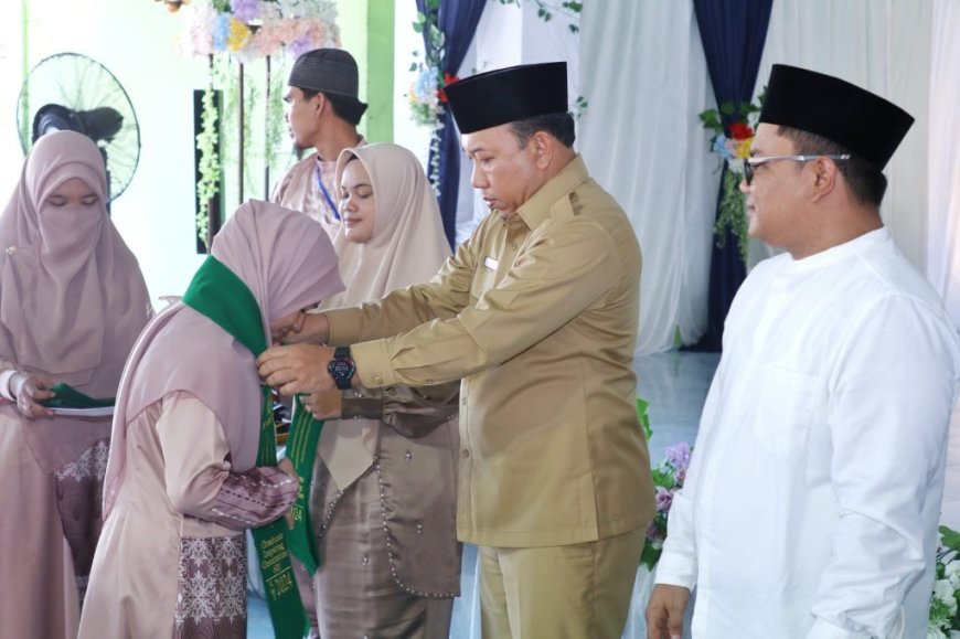 Husni Merza Hadiri Wisuda Akbar 70 Santri Ponpes Amanah Tarbiyah Islamiyah Siak