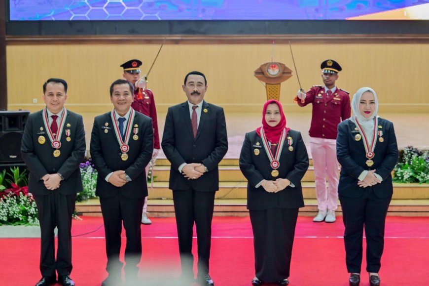 Kasmarni Satu-satunya Bupati Di Riau Yang Terima Kartika Pamong Praja Muda dan Lencana Alumni Kehormatan Pendidikan Tinggi Kepamongprajaan